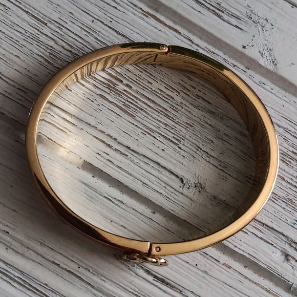 Stella & Dot Lindsay Pink Enamel clamper cuff bracelet Goldtone Celtic knot - Picture 3 of 6